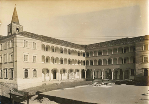 Piazzale con palazzo e campanile