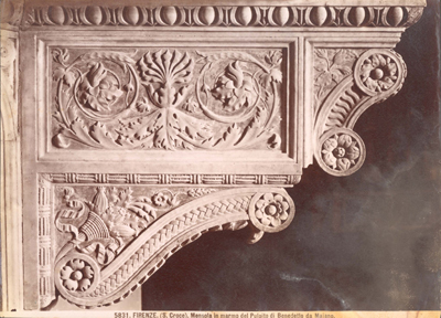 Firenze - Chiesa di S. Croce. Mensola in marmo del Pulpito di Benedetto da Majano.