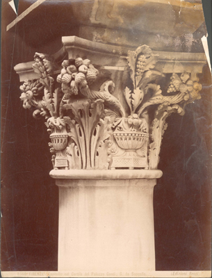 Firenze - Capitello nel cortile del Palazzo Gondi; G. da Sangallo.