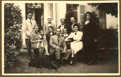 Venanzio Guerci e parenti ritratti in giardino