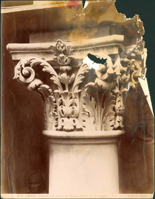 Firenze. Capitello nel cortile del Palazzo Gondi di G. da Sangallo