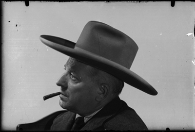 Ritratto di uomo con cappello Borsalino in testa e sigaretta in bocca