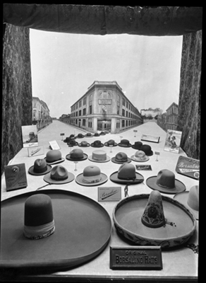 Esposizione dei cappelli Borsalino con sfondo foto della fabbrica