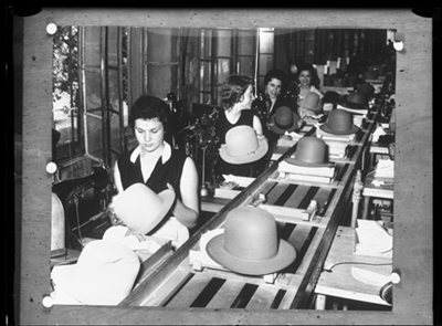 Fotoriproduzione relativa alle operaie mentre lavorano i cappelli della ditta Borsalino ad Alessandria