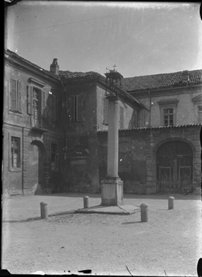 Piazza con al centro colonna sormontata da un crocefisso