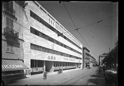Palazzo delle poste e telegrafi visto di scorcio