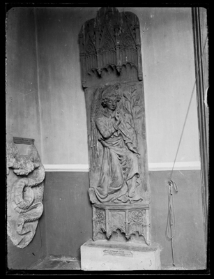 Scultura di angelo in bassorilievo
