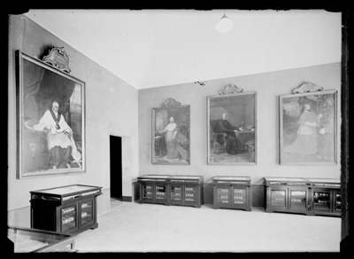 Sala espositiva con quadri di religiosi esposti