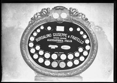 Espositore con medaglie premio di Borsalino ad Alessandria
