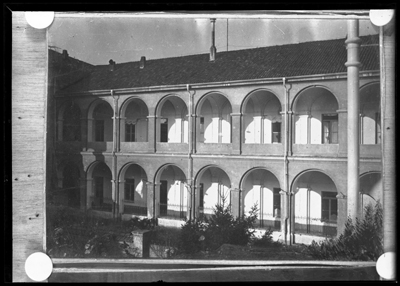Fotoriproduzione relativa al cortile dell'ospedale civile di Alessandria