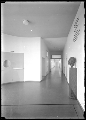  L'ingresso principale con busto dell'industriale filantropo del Sanatorio di Alessandria