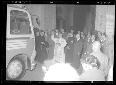Cerimonia di benedizione autobus radiologico del dispensiario di Alessandria con la presenza di cariche ecclesiatiche e militari