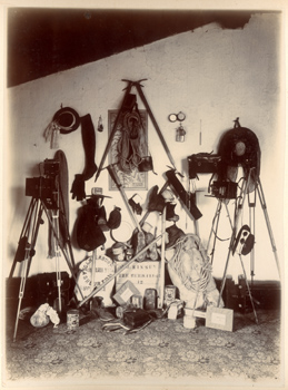 Nuova Zelanda: picozze e altri attrezzi, apparecchi fotografici e una carta dei ghiacciai del M. Cook in preparazione della spedizione