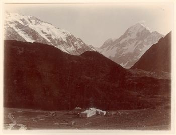 Alpi meridionali della Nuova Zelanda: paesaggio alpino col monte Cook (?) sullo sfondo e un grande rifugio in primo piano