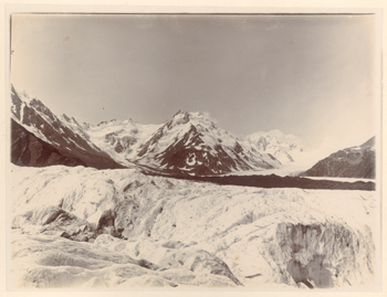 Alpi meridionali della Nuova Zelanda: il monte Cook (?) con un ghiacciaio in primo piano