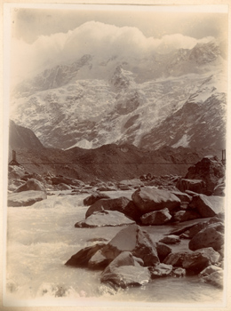 Alpi meridionali della Nuova Zelanda - ponte sospeso su di un torrente alpino con il monte Cook (?) in secondo piano
