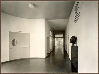Alessandria - Sanatorio Teresio Borsalino - interno: vista dell'ingresso col ritratto scultoreo di Giuseppe Borsalino