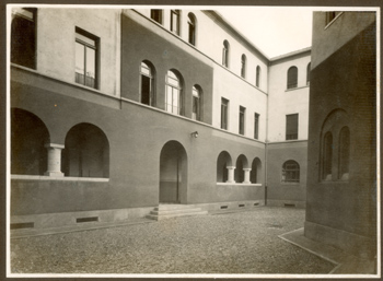 Alessandria - Istituto Divina Provvidenza Madre Teresa Michel:  il cortile interno
