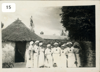 Crocerossine davanti a un tucul, Africa