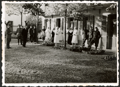 Soldati e crocerossine