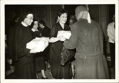 Scambio di beni tra le suore della Croce Rossa Italiana e i civili