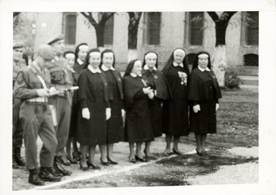 Soldati e crocerossine