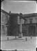Piazza con al centro colonna sormontata da un crocefisso